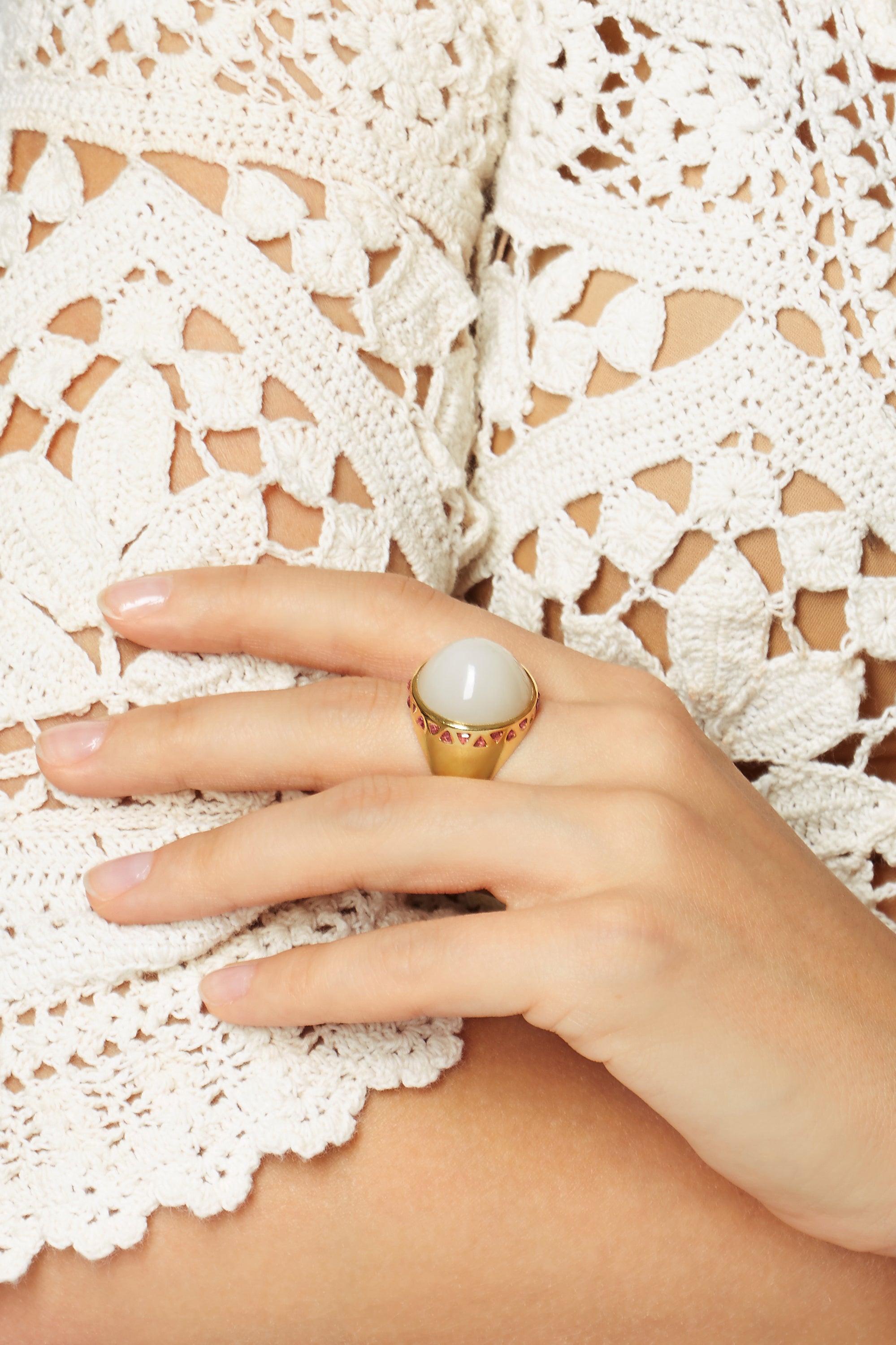 CABOCHON MOONSTONE & GARNET RING