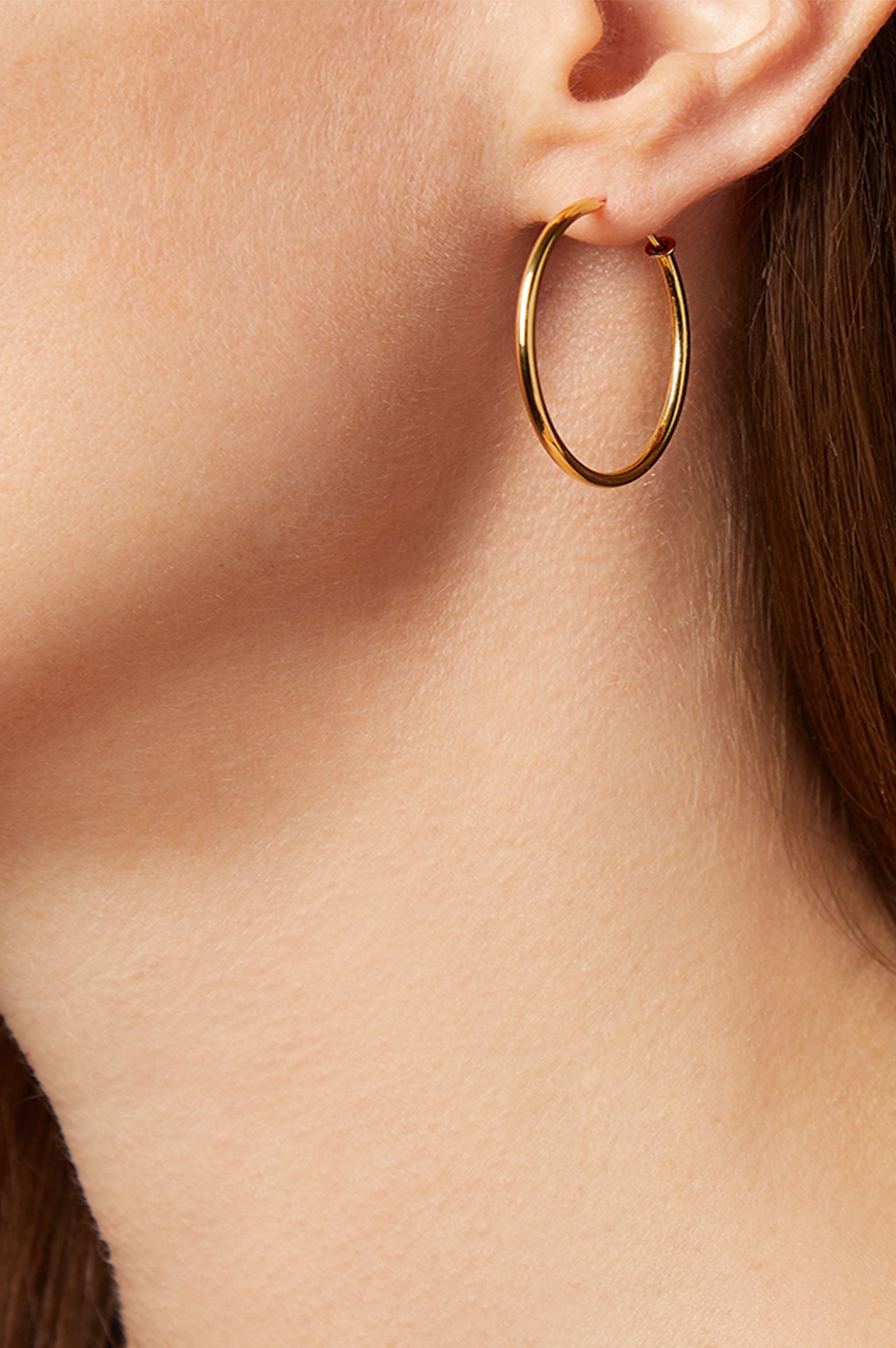 SIMPLE MEDIUM HOOP EARRINGS